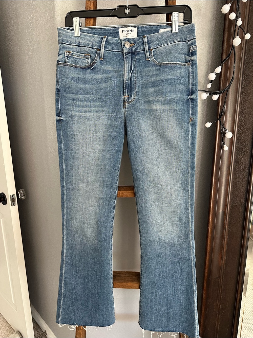 Frame Denim Cropped Flared Jeans in Medium Blue, size 29